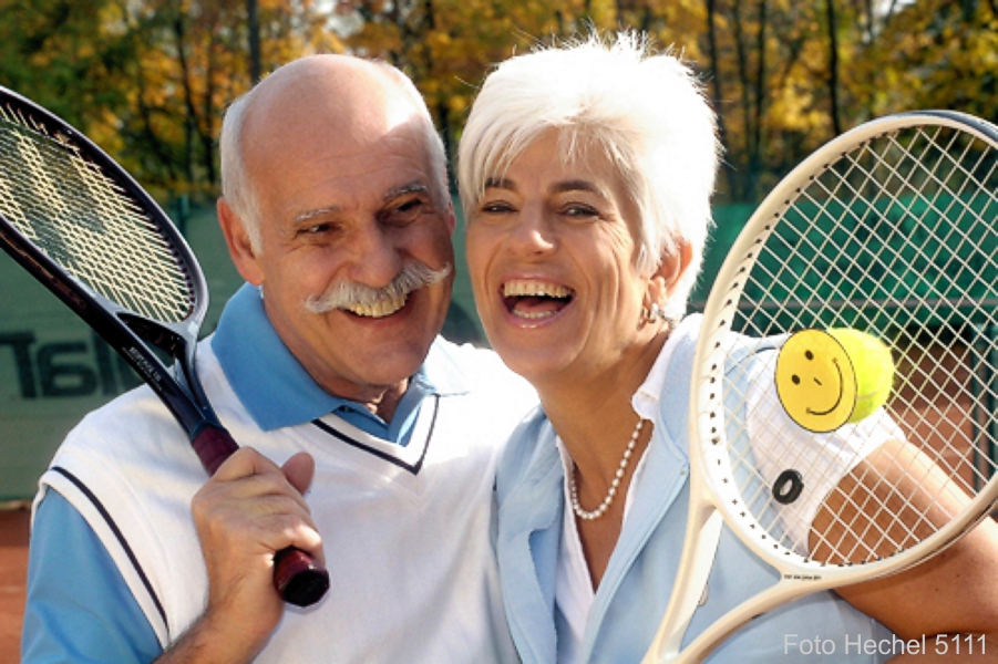 IMG_5111_Happy_Feeling_Seniorpaar_Tennisspielen_Smily_Photo_Hechel_Dental-Elan