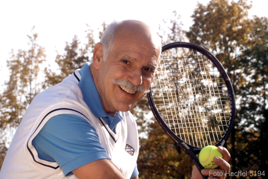 IMG_5194_Senior_Tennisspiel_Aufschalg_Lebensfroh_Photo_Hechel_Dental_Elan